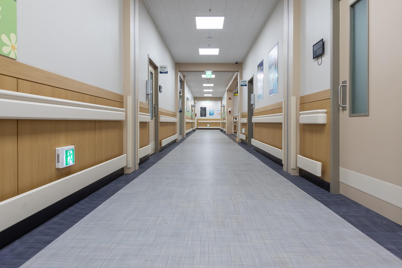 hallway-5979689_1280 Brandschutz Pflegeeinrichtungen - Krankenhausflur mit grün gehaltenem Fluchtwege-Icon---Duehnfort_Brandschutz-07-1280x853